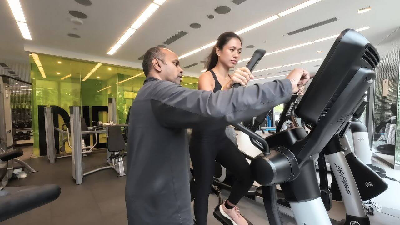 Phyzique Singapore coach and trainer helping client on treadmill