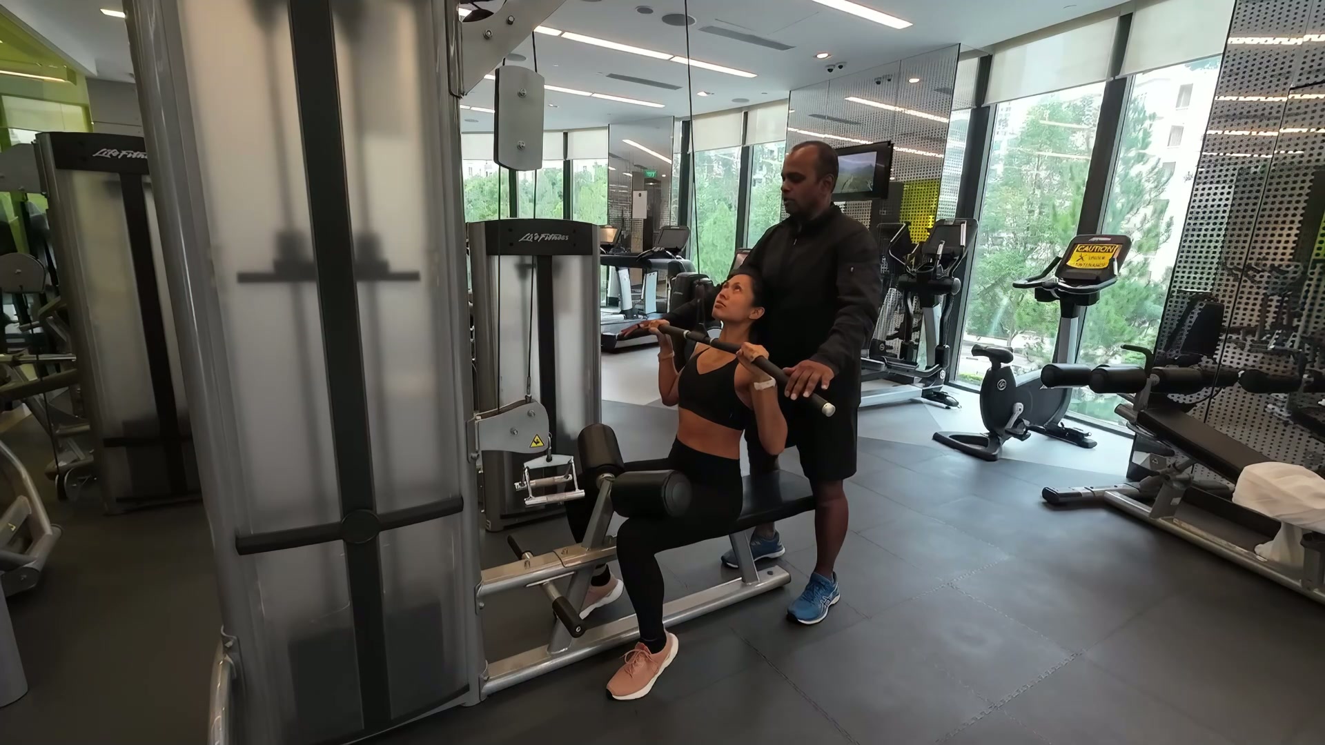 Machine lateral pulldowns